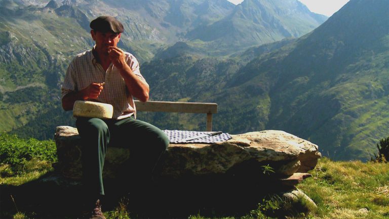 A Normand Shepherd tasting his Cheese ©CDT64-Medialab