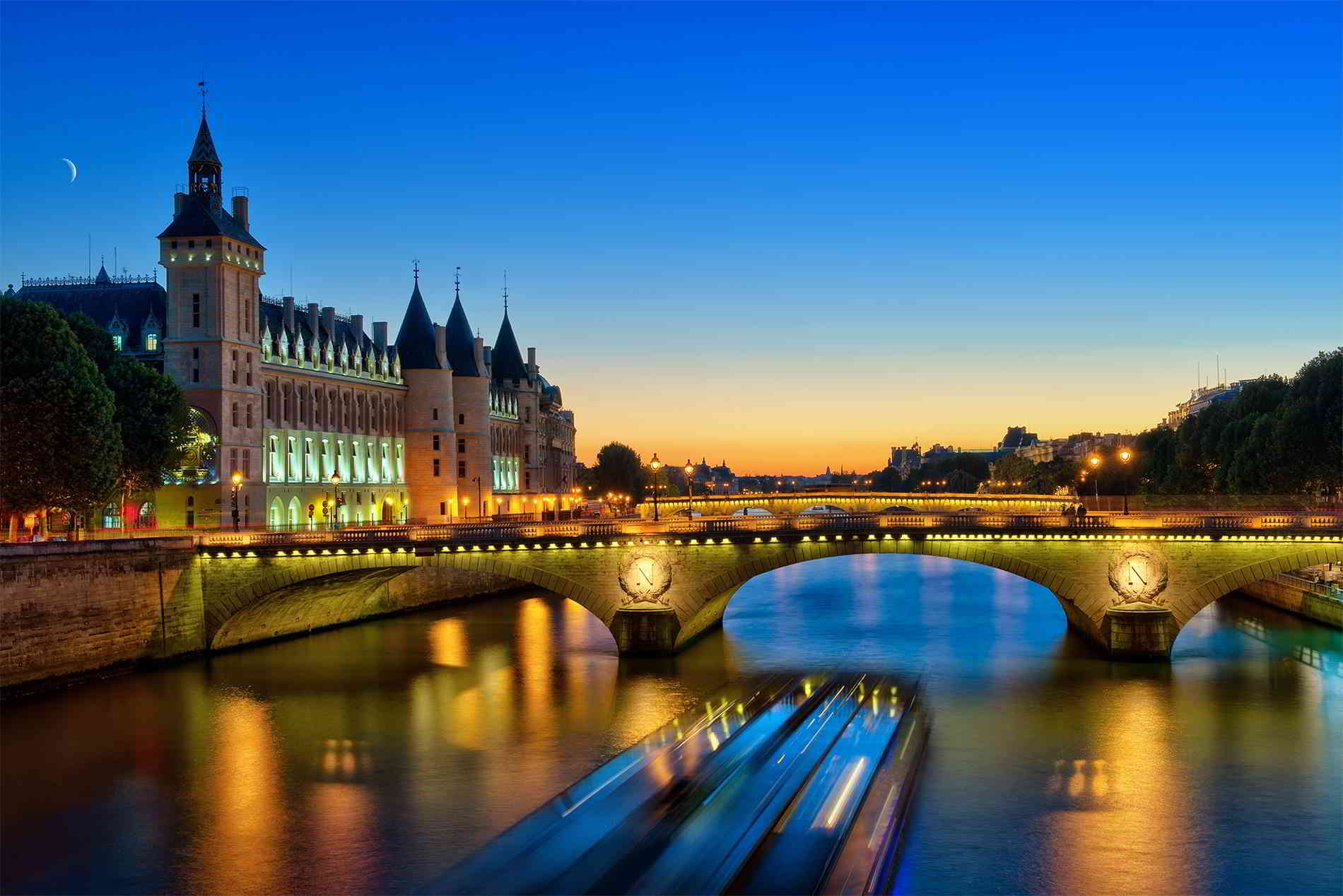 5 Reasons to Take a High-End France Boat Tour