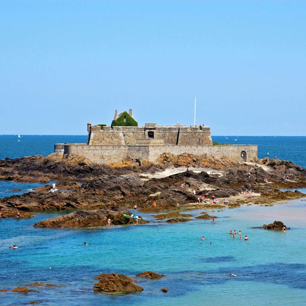 Brittany rocky wild coastline ©Lecullier Guillaume