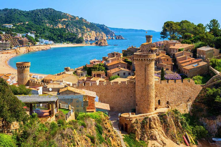 Plage de Catalogne avec son village et son chateau