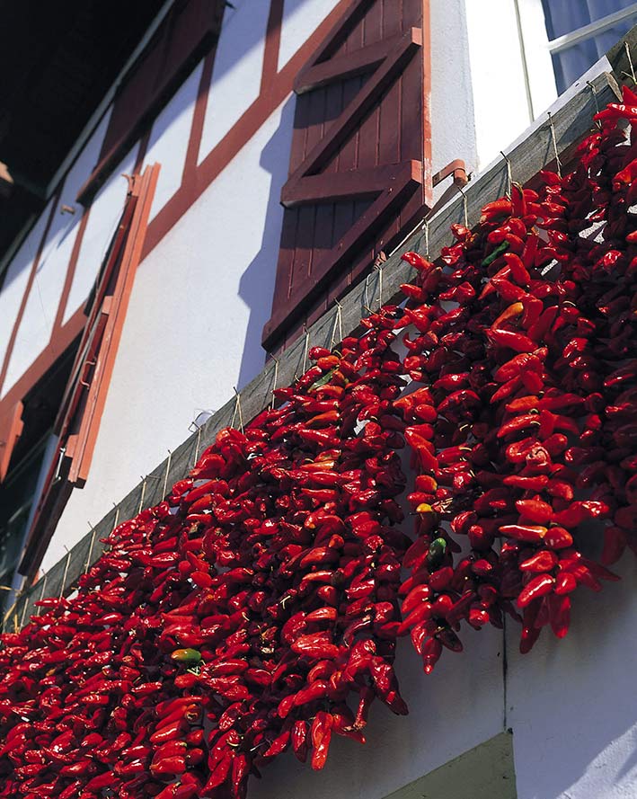 Façade aux piments Espelette © Ph.Laplace-basque