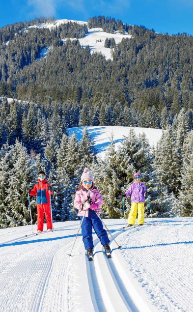 AdobeStock_323702372-skiing-ski-megeve-famille-enfants