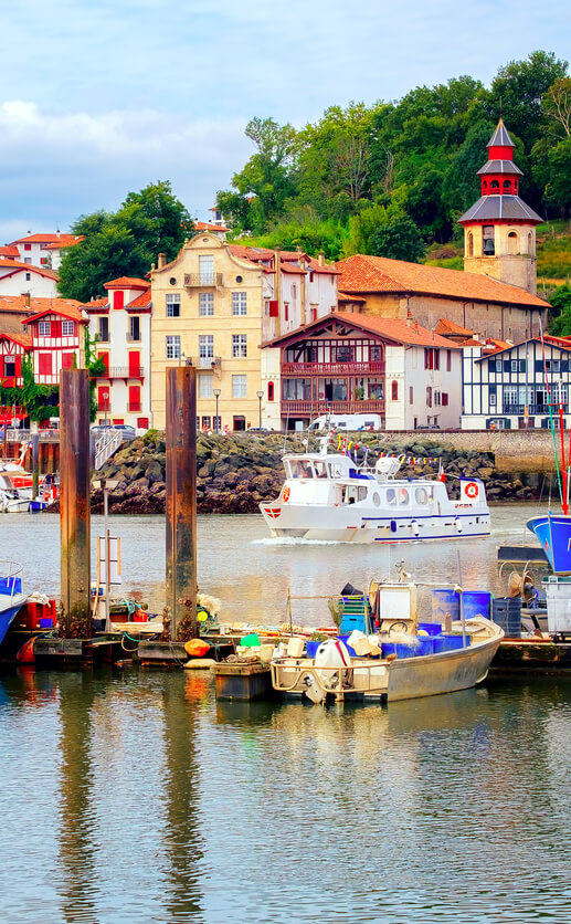 port st jean de luz pays basque bateaux maisons colorees