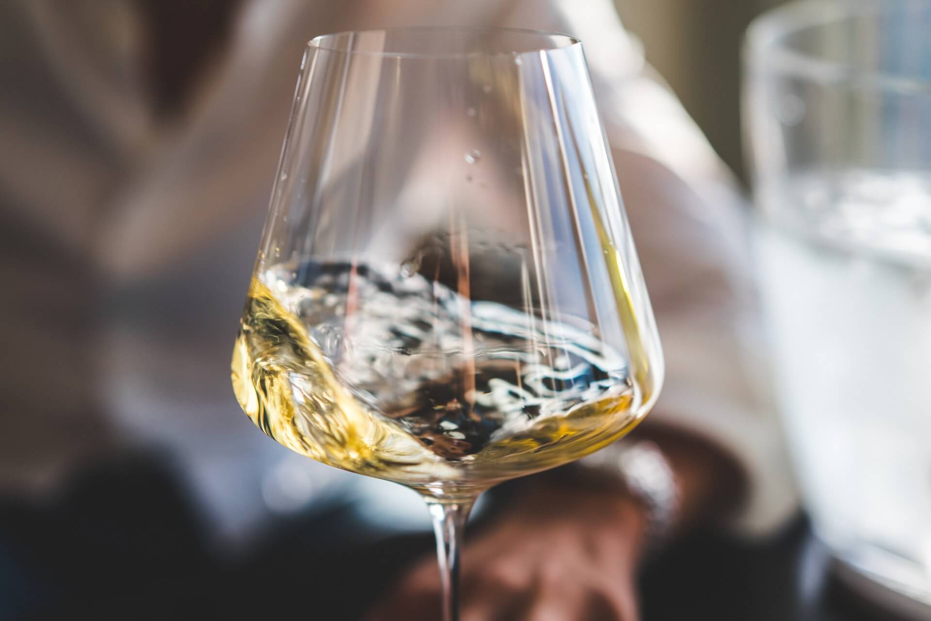 white-wine-glass-tasting-terroirs-aoc
